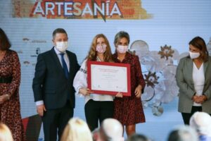 La alcaldesa destaca la artesanía como seña de identidad de la región y participa en la entrega de reconocimientos en Farcama