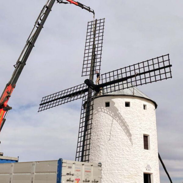 El molino Cariari de Campo de Criptana luce desde hoy nuevas aspas y eje en sustitución de los dañados en agosto