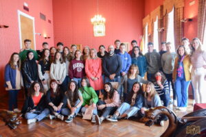 Alumnos austriacos que participan en un Erasmus del IES Alto Guadiana visitaron el ayuntamiento de Tomelloso