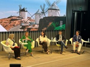 La alcaldesa de Toledo destaca el papel de las ciudades en la transición energética y apela a la cogobernanza para su implantación