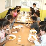 El nuevo comedor del colegio Menéndez Pelayo de Puertollano atiende a 49 escolares, de los que 40 son becados