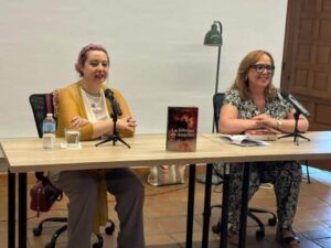 El Gobierno regional destaca el compromiso de la escritora María Zaragoza con la literatura y la igualdad.