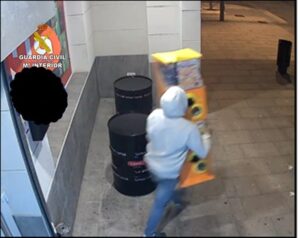 La Guardia Civil detiene a dos personas dedicadas a la sustracción de máquinas expendedoras