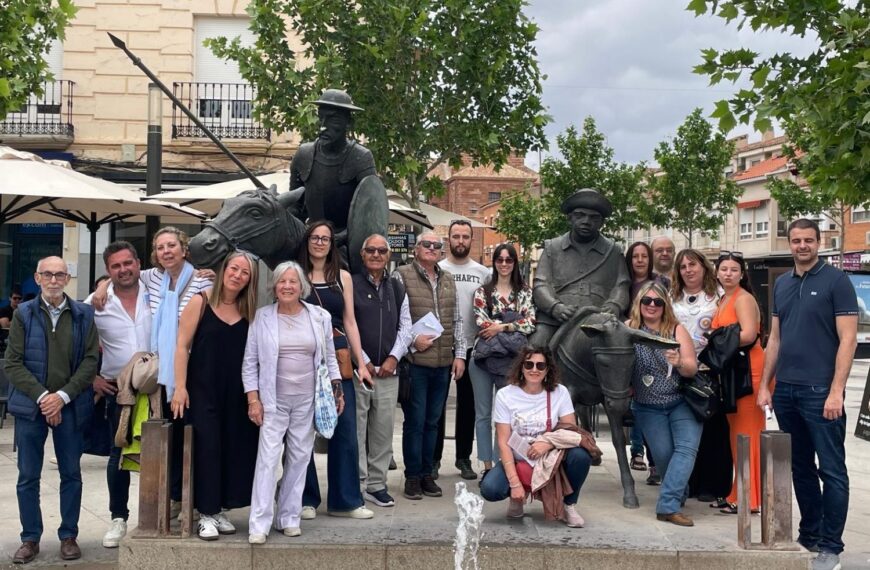 De Piera (Barcelona) a la Mancha: algunos de los “quijotes” que escribieron el manuscrito más grande del mundo regresan a sus raíces… ¡Treinta años después!