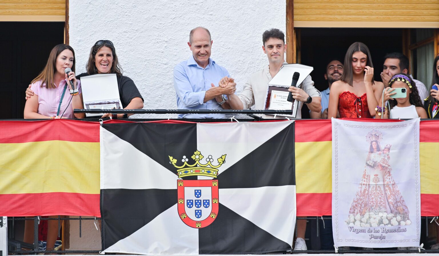 Pareja Conmemora Sus Fiestas Honrando a los Guardianes de los Montes